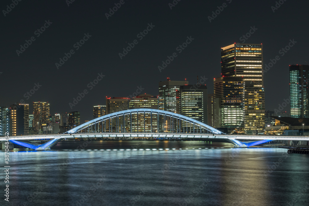 Obraz premium 明かりの灯った築地大橋
