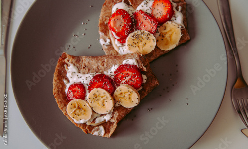 cake with strawberries