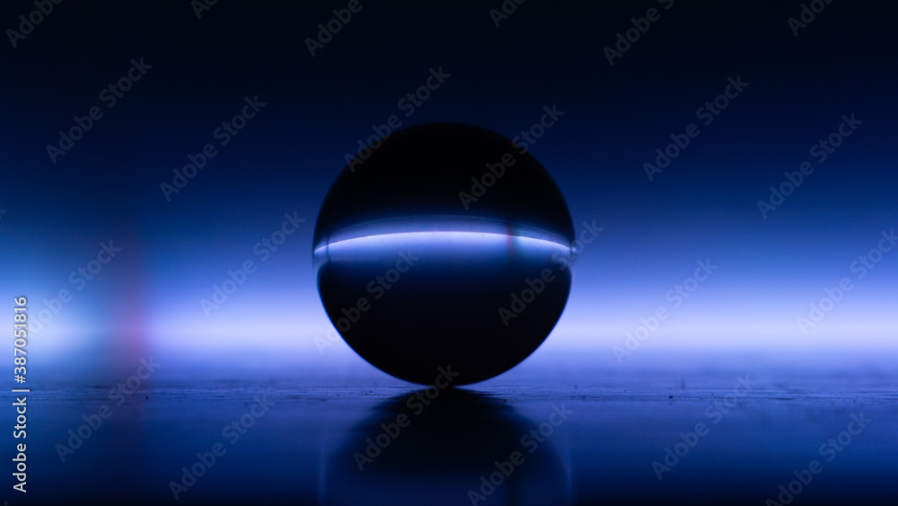 fondo negro, esfera de cristal, fondo de color, horizonte. colores fondo negro, esfera de cristal, fondo de color, horizonte. colores
