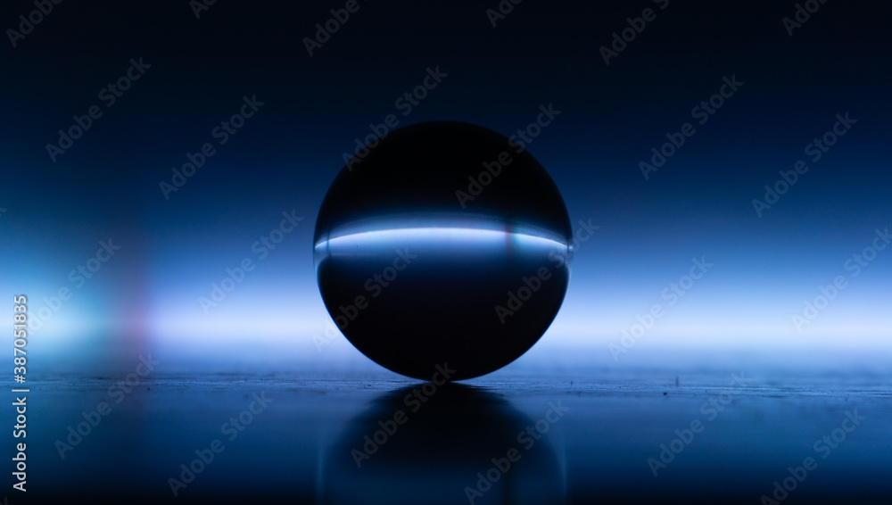 fondo negro, esfera de cristal, fondo de color, horizonte. colores fondo negro, esfera de cristal, fondo de color, horizonte. colores