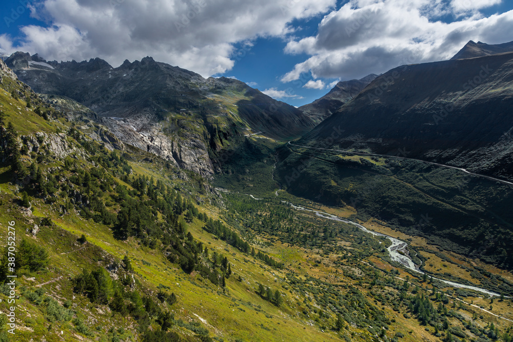 スイスアルプス、グリムゼル峠から見るフルカパス