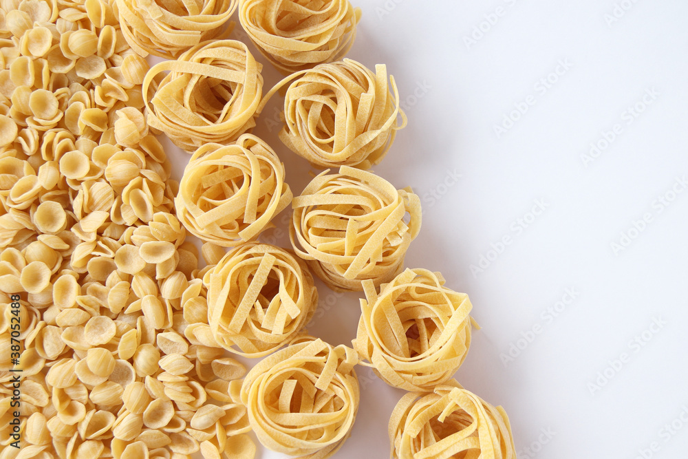 イタリアの平打ち麺 タリアテッレ 耳たぶのような形の オレッキエッテ Stock Photo Adobe Stock