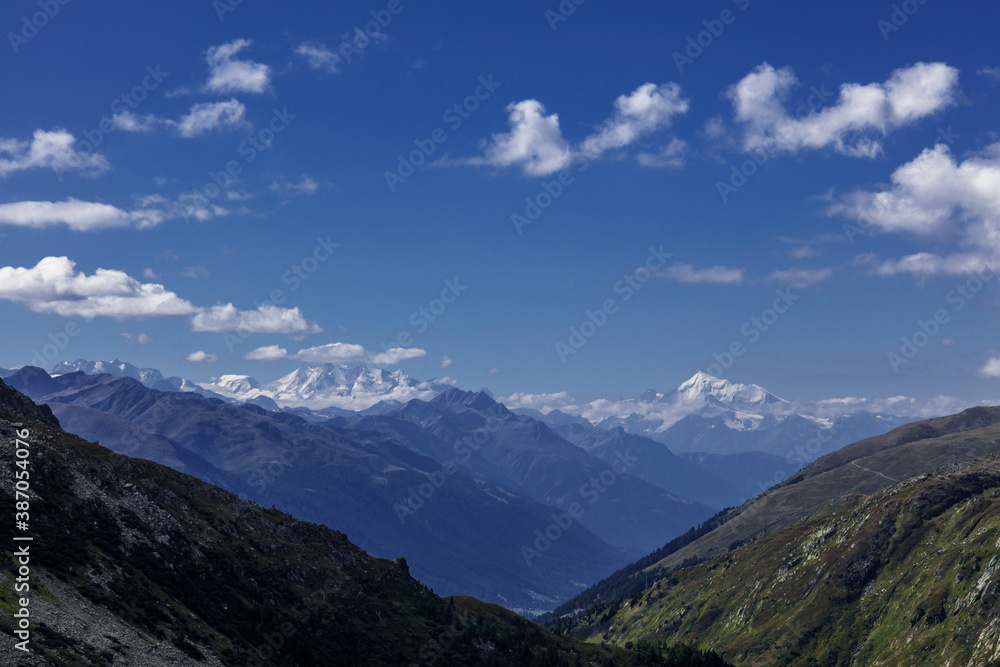 スイスアルプス、フルカ峠から見えるモンブラン