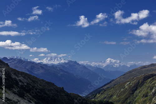 スイスアルプス、フルカ峠から見えるモンブラン