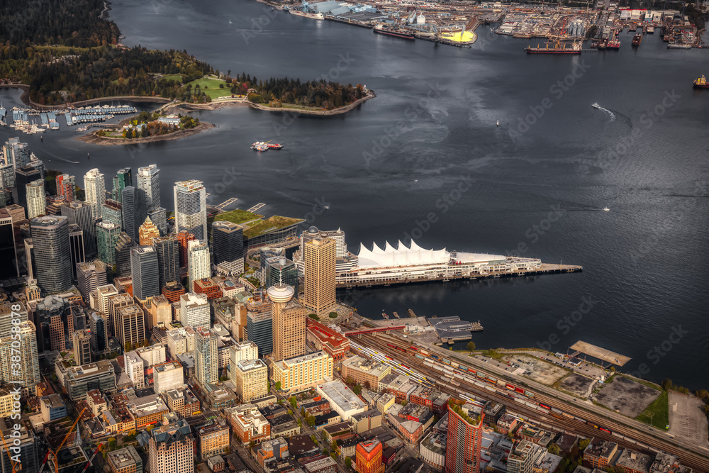 Obraz premium Aerial View of Downtown Vancouver, Coal Harbour and Stanley Park. Taken during a bright sunny morning in British Columbia, Canada. Modern Cityscape from above.