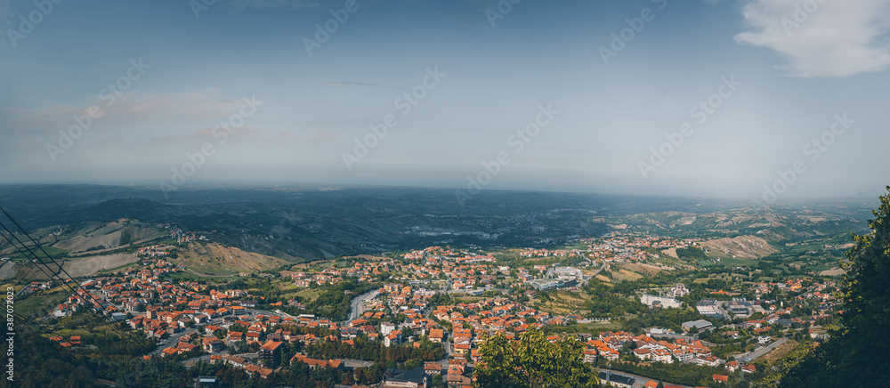 Fototapeta premium Panorama über der Landschaft von San Marino