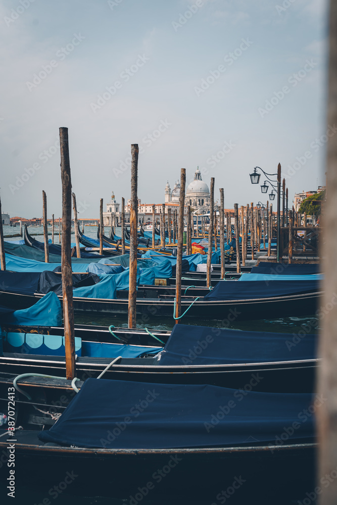 Abgedeckte Gondeln am Pier in Venedig