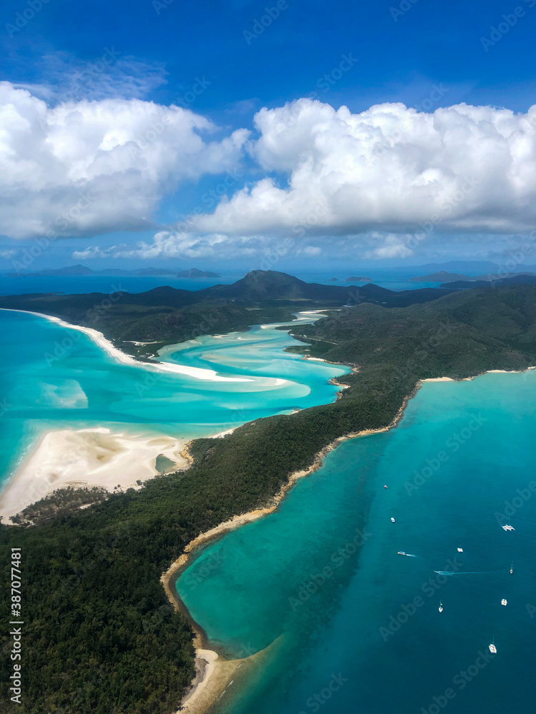 Obraz premium Seaplane Tour from Hamilton Island over Whitehaven Beach & Hill Inlet, Whitsundays Queensland
