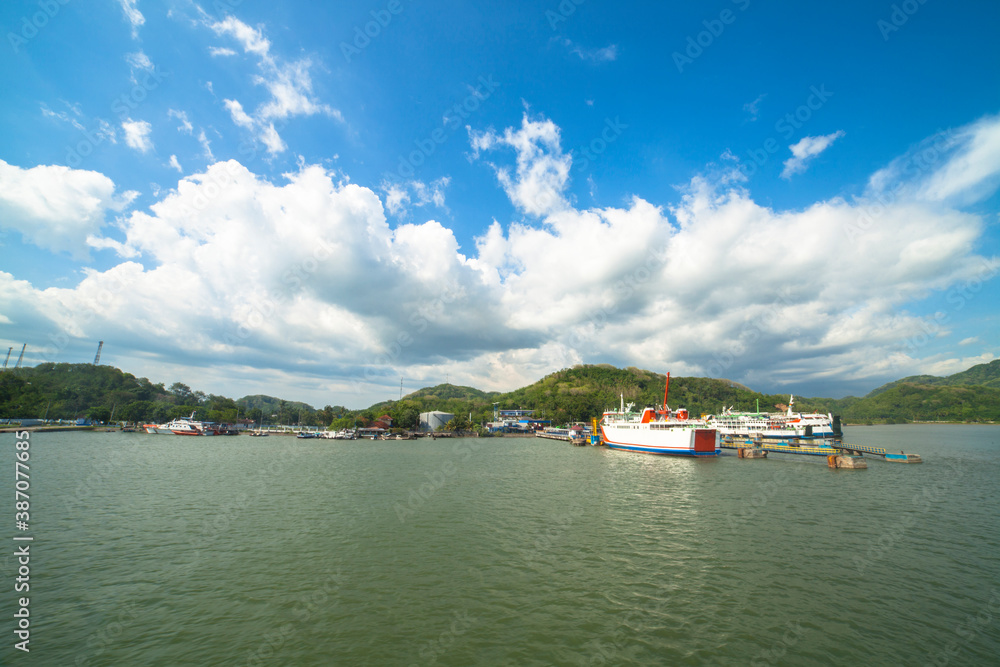 Fototapeta premium Lembar Port, Lombok, Indonesia - Pelabuhan Lembar, Lombok 