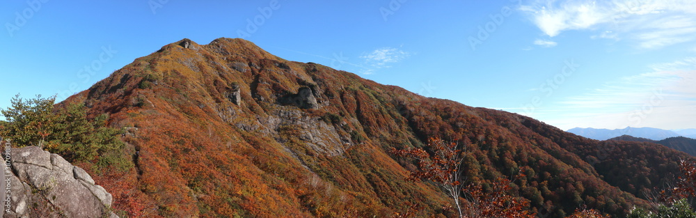 群馬県白毛門の山頂を目指す。 (秋/紅葉)(パノラマ)