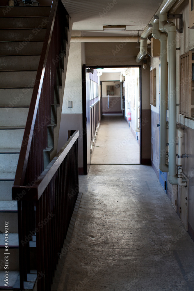 古いマンションの廊下