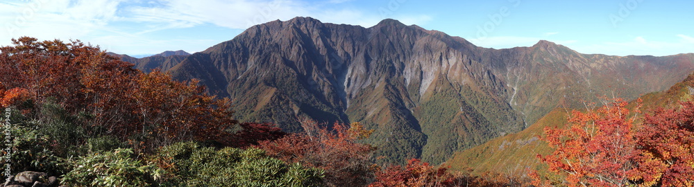 日本百名山・谷川岳の全景 (秋/紅葉)(パノラマ)