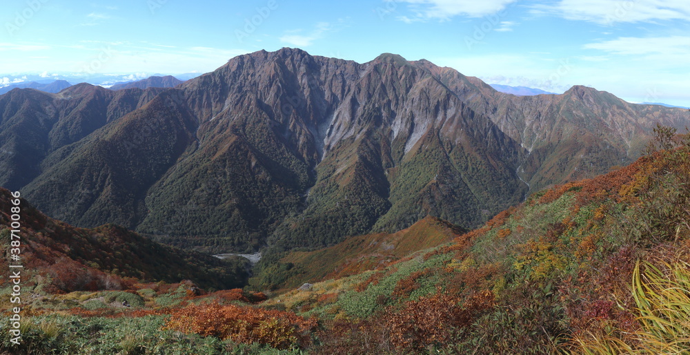 日本百名山・谷川岳の全景 (秋/紅葉)(パノラマ)