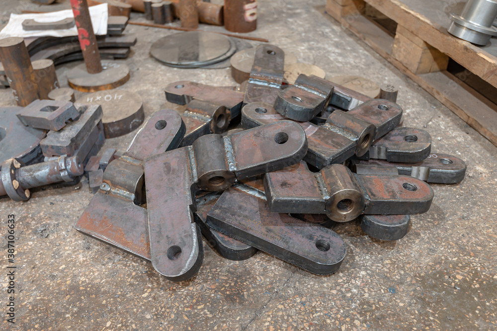 Welded parts with a hole after welding are in the warehouse. Welded parts with a hole after welding are in the warehouse.
