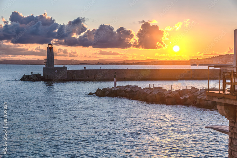 coucher de soleil à Nice sur la baie des anges près du Plongeoir et du port Lympia