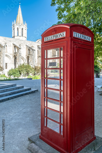 Cabine t  l  phonique anglaise servant de biblioth  que dans les remparts d Avignon