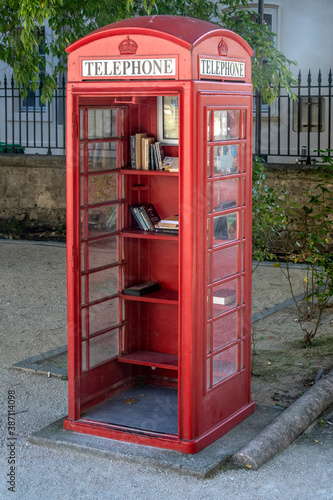 Cabine téléphonique anglaise servant de bibliothèque dans les remparts d'Avignon © Bernard