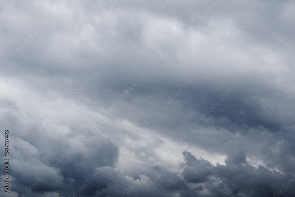 Obraz premium 迫る来る嵐の前の雨雲…(そして土砂降りへ)