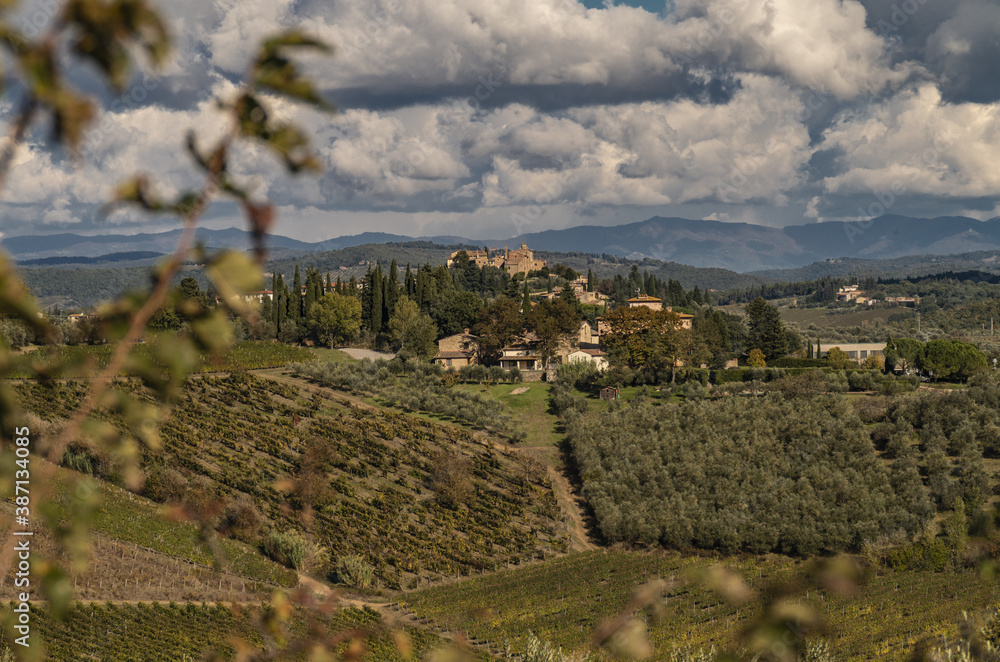 Naklejka premium Il piccolo borgo toscano con castello