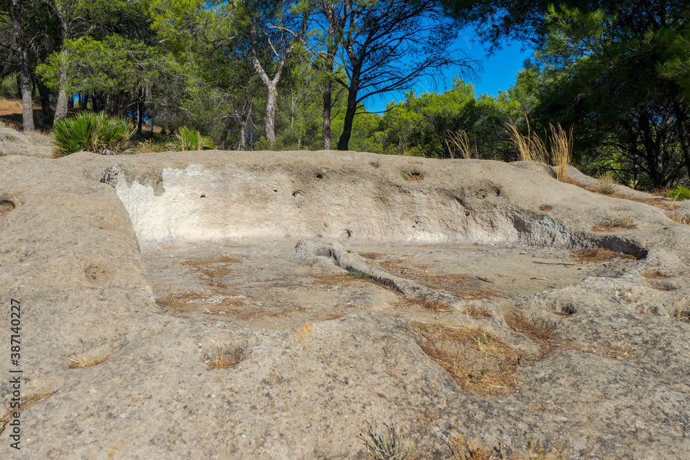 Fototapeta premium restos arqueológicos de la necrópolis de las Aguilillas 