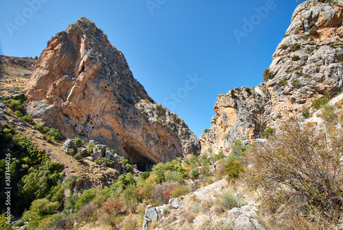Roca de gran altura terminada en punta deformación natural
