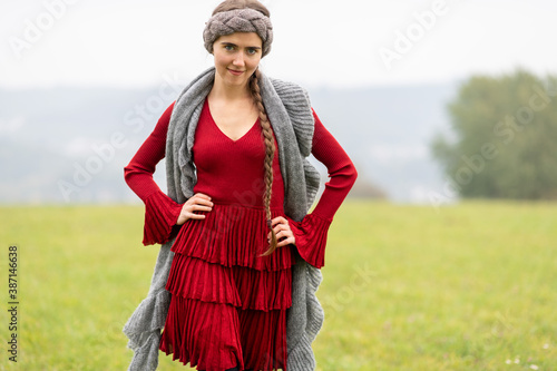 Frau in rotem Kleid auf gr  ner Wiese   Herbstanfang in der Natur.