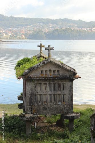Tableau sur toile Hórreo frente al mar, Combarro, Galicia, España.