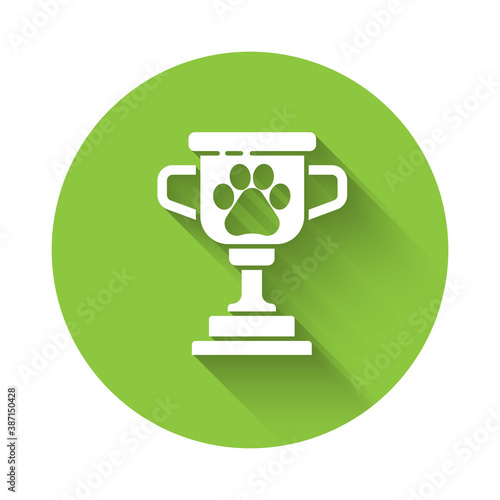 White Pet award symbol icon isolated with long shadow. Medal with dog footprint as pets exhibition winner concept. Green circle button. Vector.