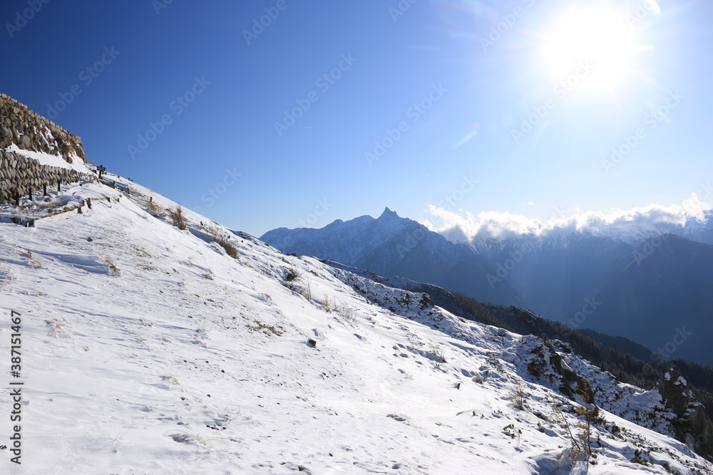 北アルプス燕岳　燕山荘からの風景　初冠雪の凍る表銀座縦走路　槍穂高連峰遠景