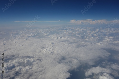飛行機から眺める雲上の景色