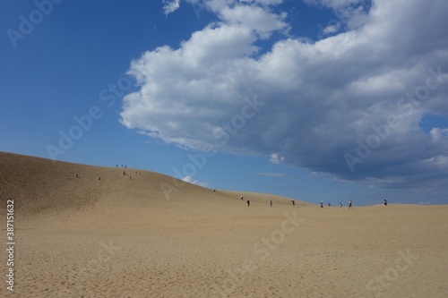 青空に映える砂丘