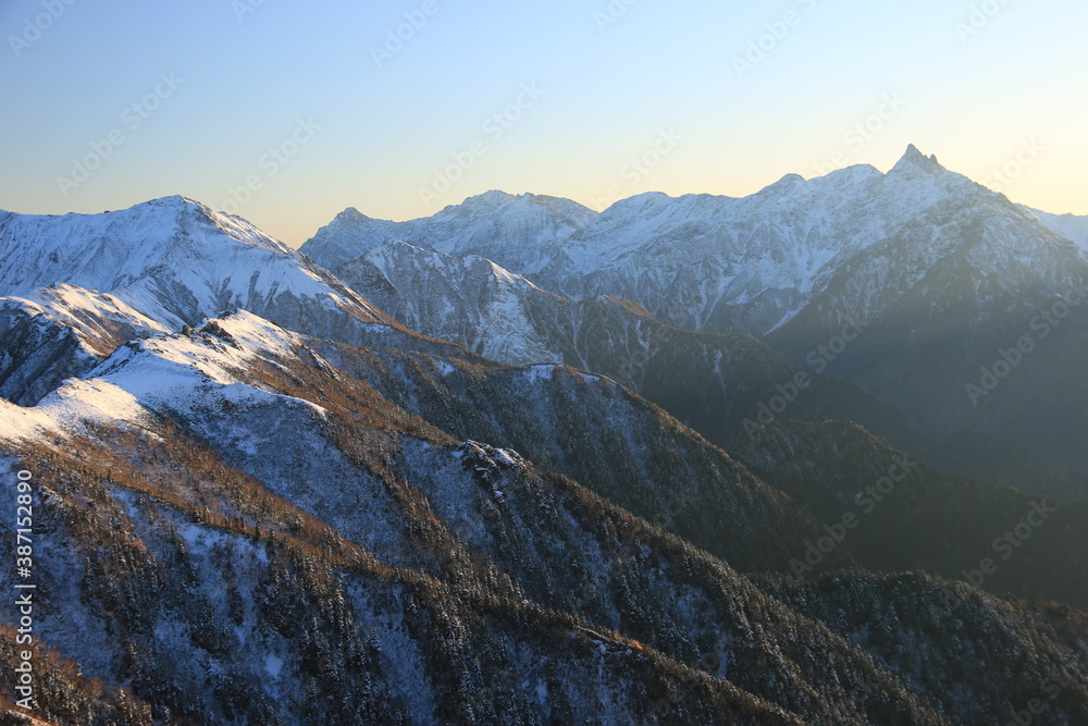 北アルプス燕岳　山頂からの風景　夕焼けに映える初冠雪の凍る表銀座コース　槍穂高連峰遠景