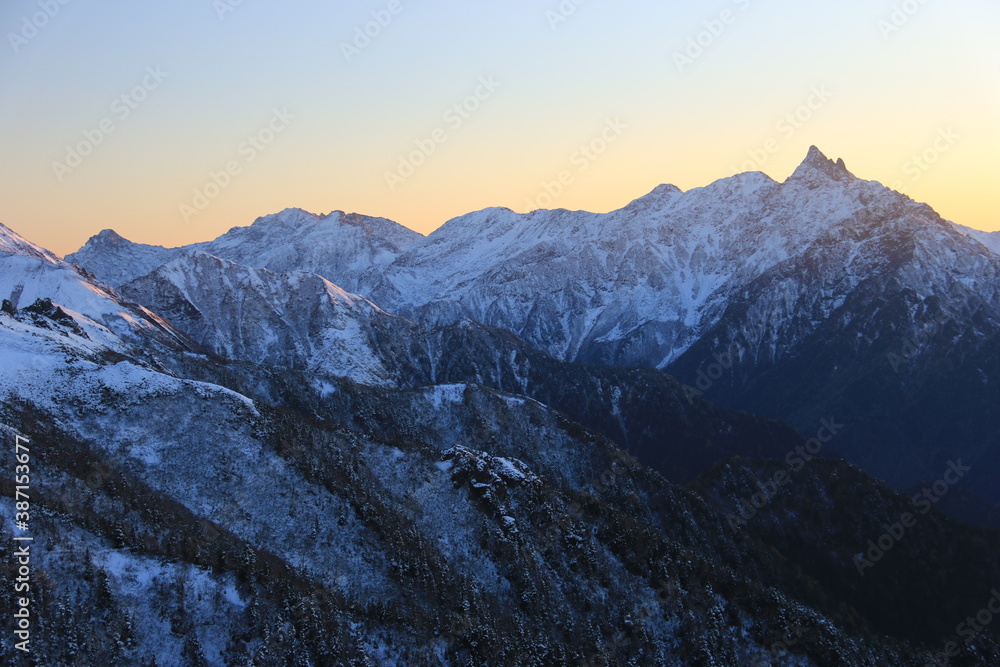 北アルプス燕岳　山頂からの風景　夕焼けに映える初冠雪の凍る表銀座コース　槍穂高連峰遠景