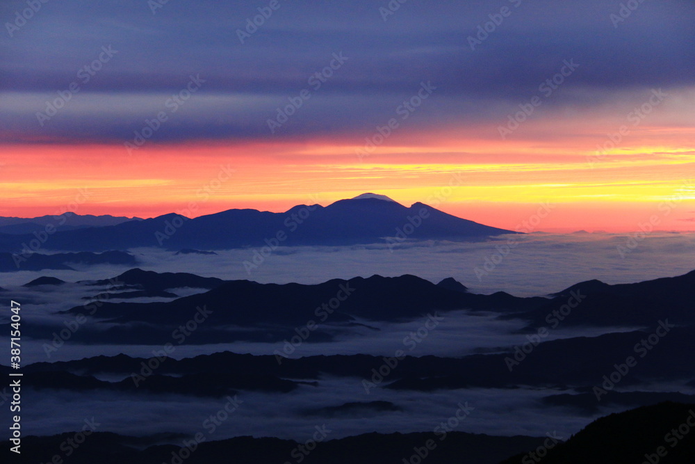 Obraz premium 北アルプスの朝 燕岳からの風景 朝焼けと雲海と浅間山遠景 