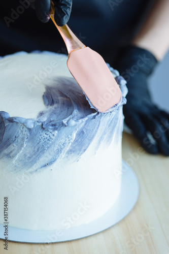 Step by step instructions - cake decorating. Step 3.