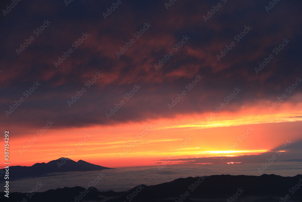 北アルプスの朝　燕岳からの風景　朝焼けと雲海と浅間山遠景　