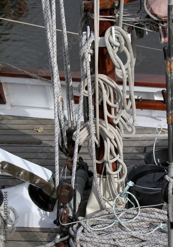 cordages et poulies sur un ancien bateau à voile. © papinou