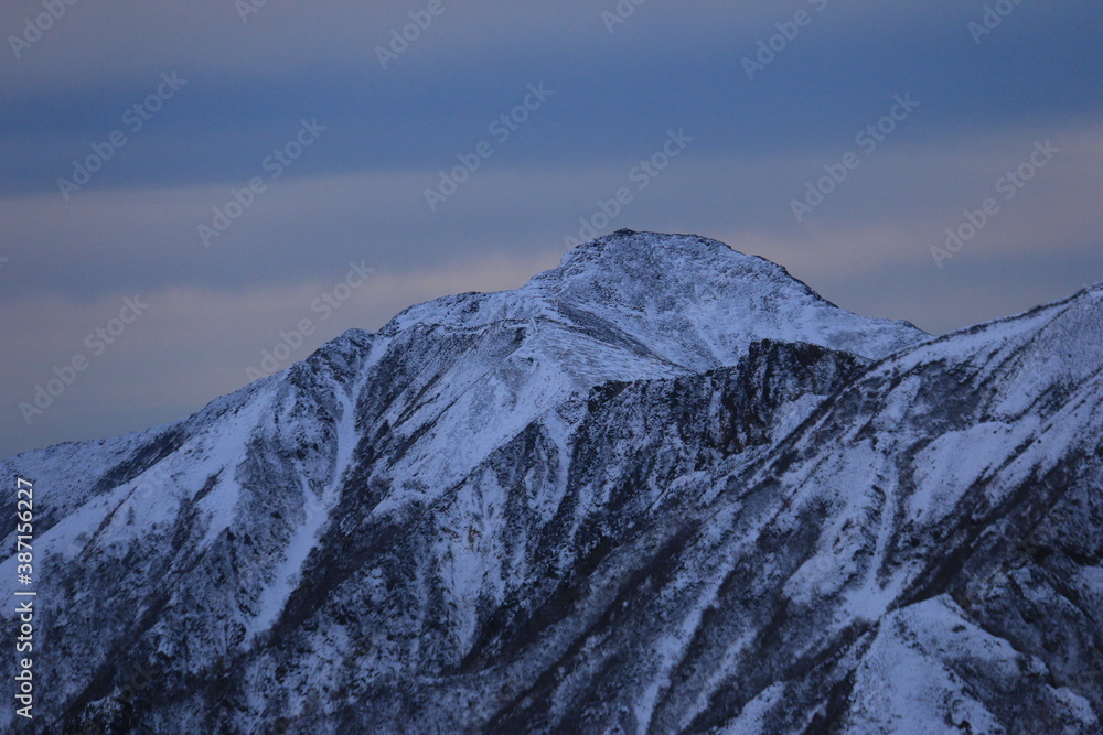 北アルプス燕岳　冬の朝　燕山荘からの風景　初冠雪の凍る大天井岳