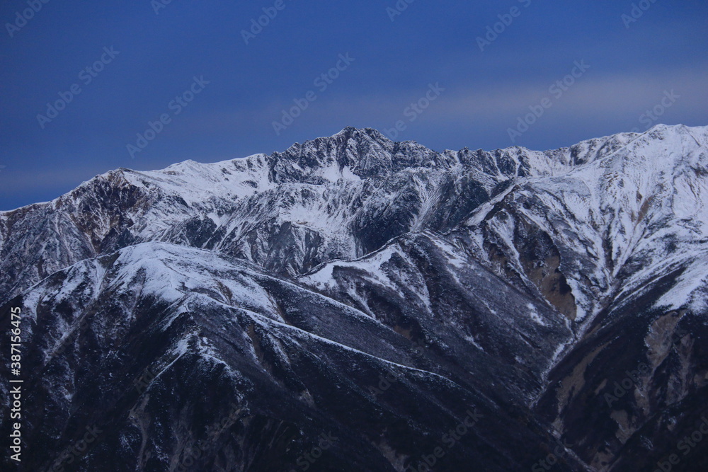 Obraz premium 北アルプス燕岳山頂から 初冠雪の朝 凍結した水晶岳遠景