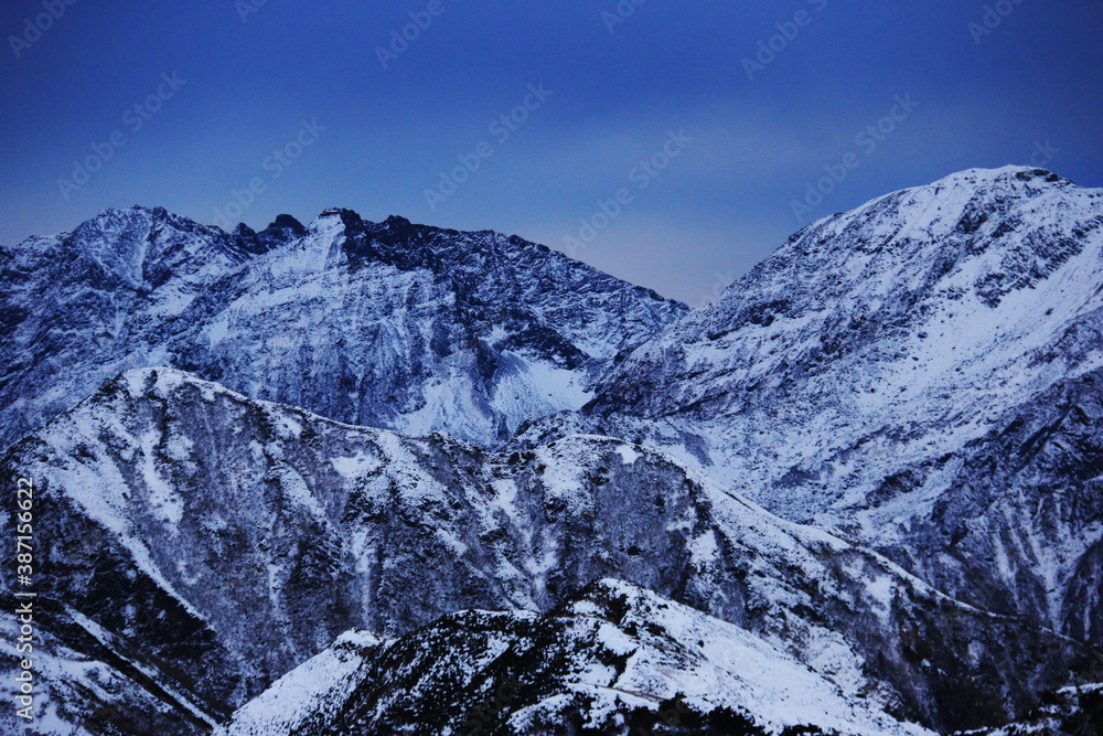 	北アルプス燕岳　冬の朝　燕山荘からの風景　初冠雪の凍る穂高連峰遠景