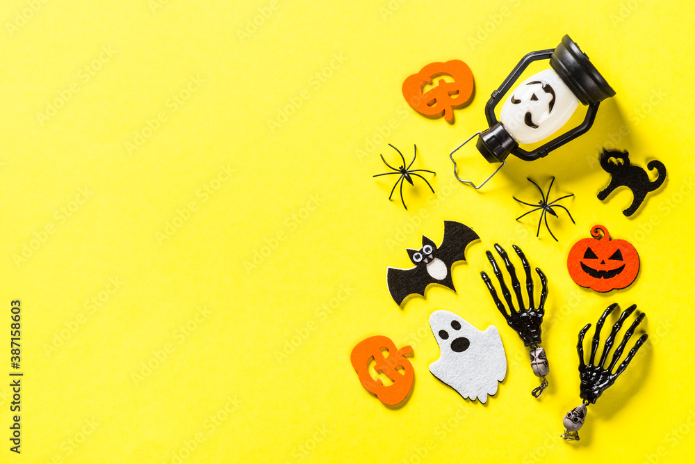 Naklejka premium Halloween flat lay composition with party decorations.