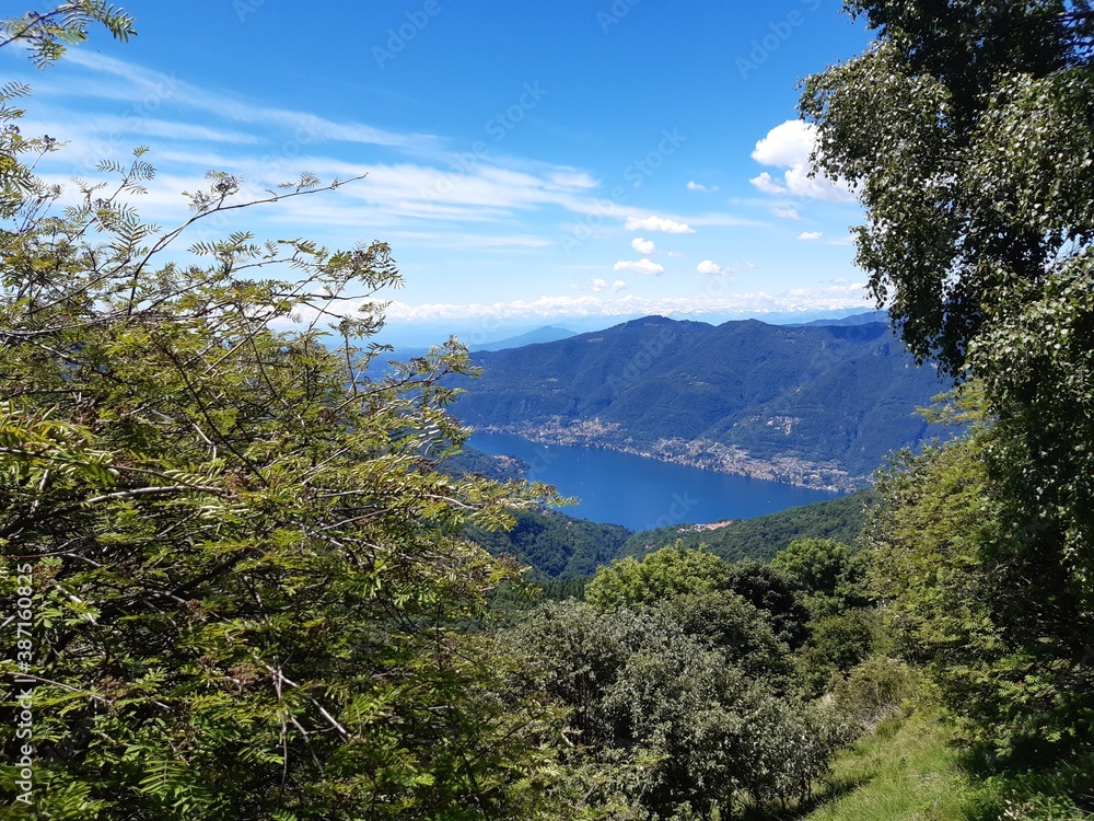 Vista panoramica dal sentiero del monte Palanzone in Lombardia, viaggi e paesaggi in Italia