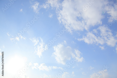 青空の雲と太陽 © Paylessimages