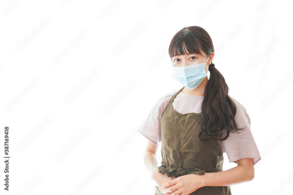 マスクを付けた若い主婦