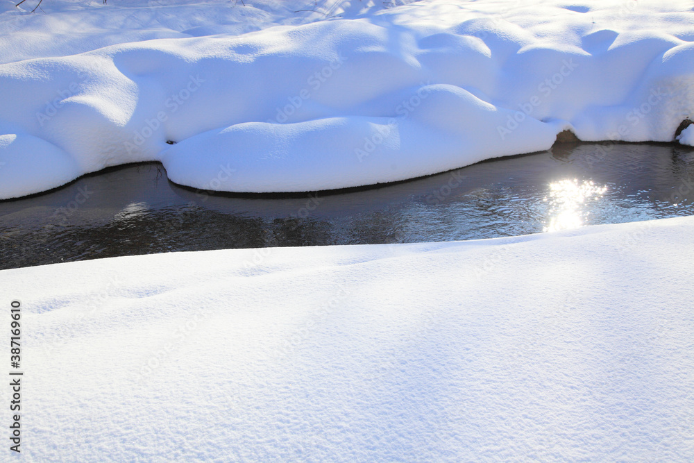Fototapeta premium 雪の造形と川面