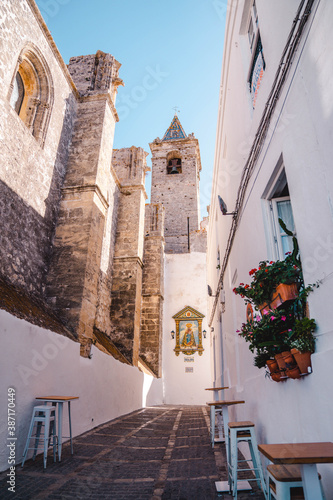 calle con casas blancas 