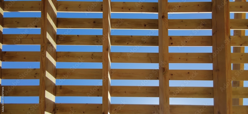 Pallet de madera fondo azul del cielo Pallet de madera fondo azul del cielo