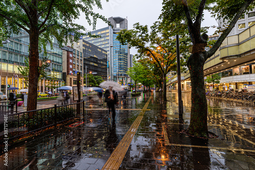 秋の気配のする雨の大阪御堂筋、梅田新道交差点へ向かって歩く、10月9日。日本