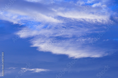 青空と白い雲 © Paylessimages