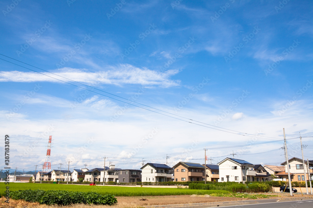 ソーラーパネルの付いた住宅地